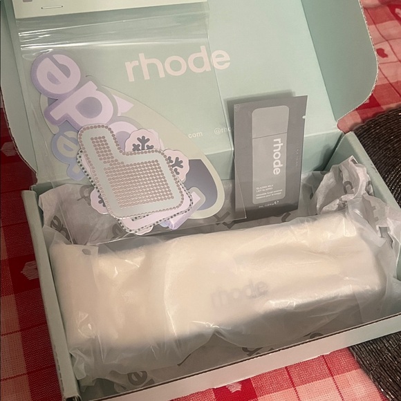 RHODE Headband with Stickers & Sample - Picture 3 of 4